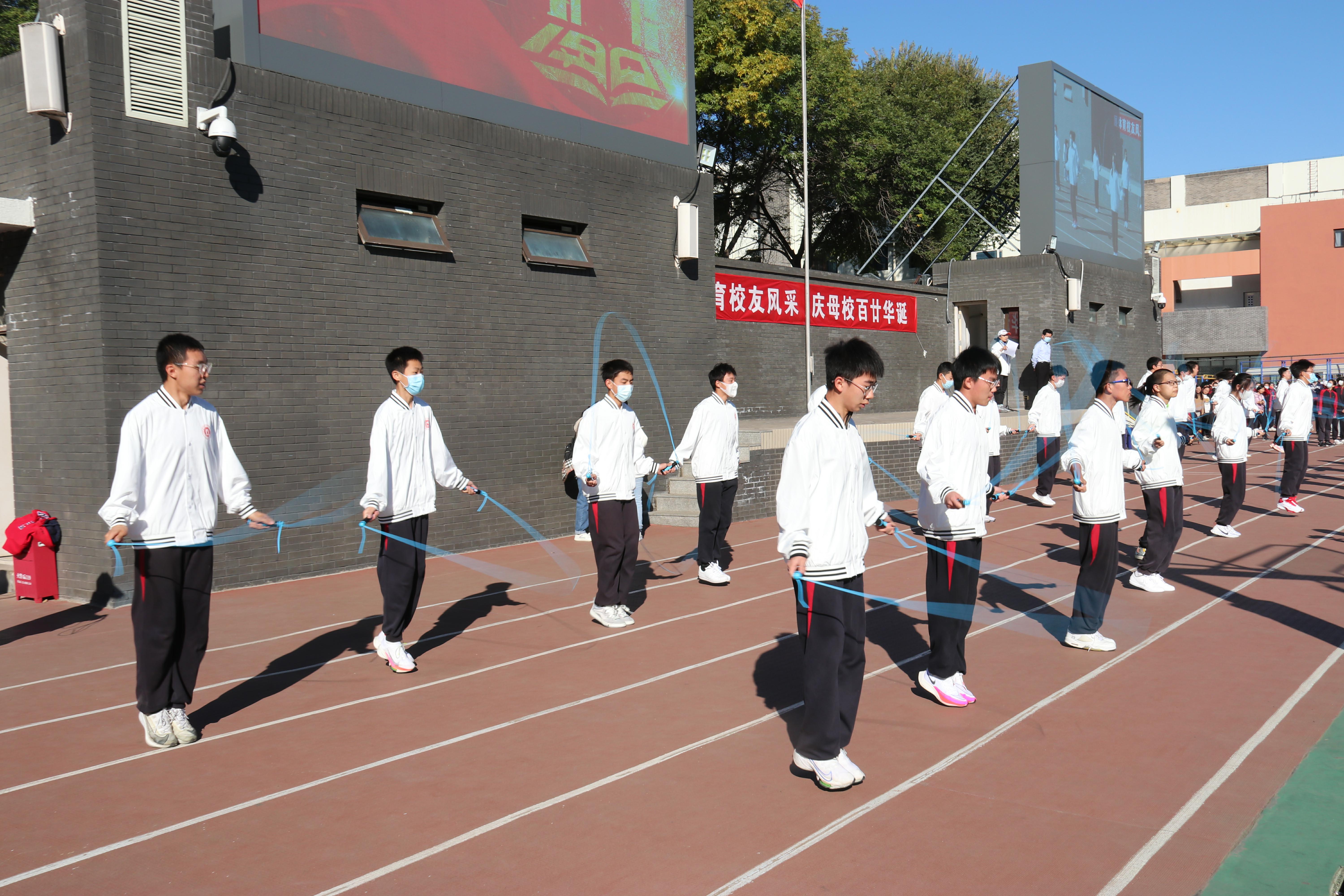 校田徑隊(duì)隊(duì)員跳繩接力.jpg