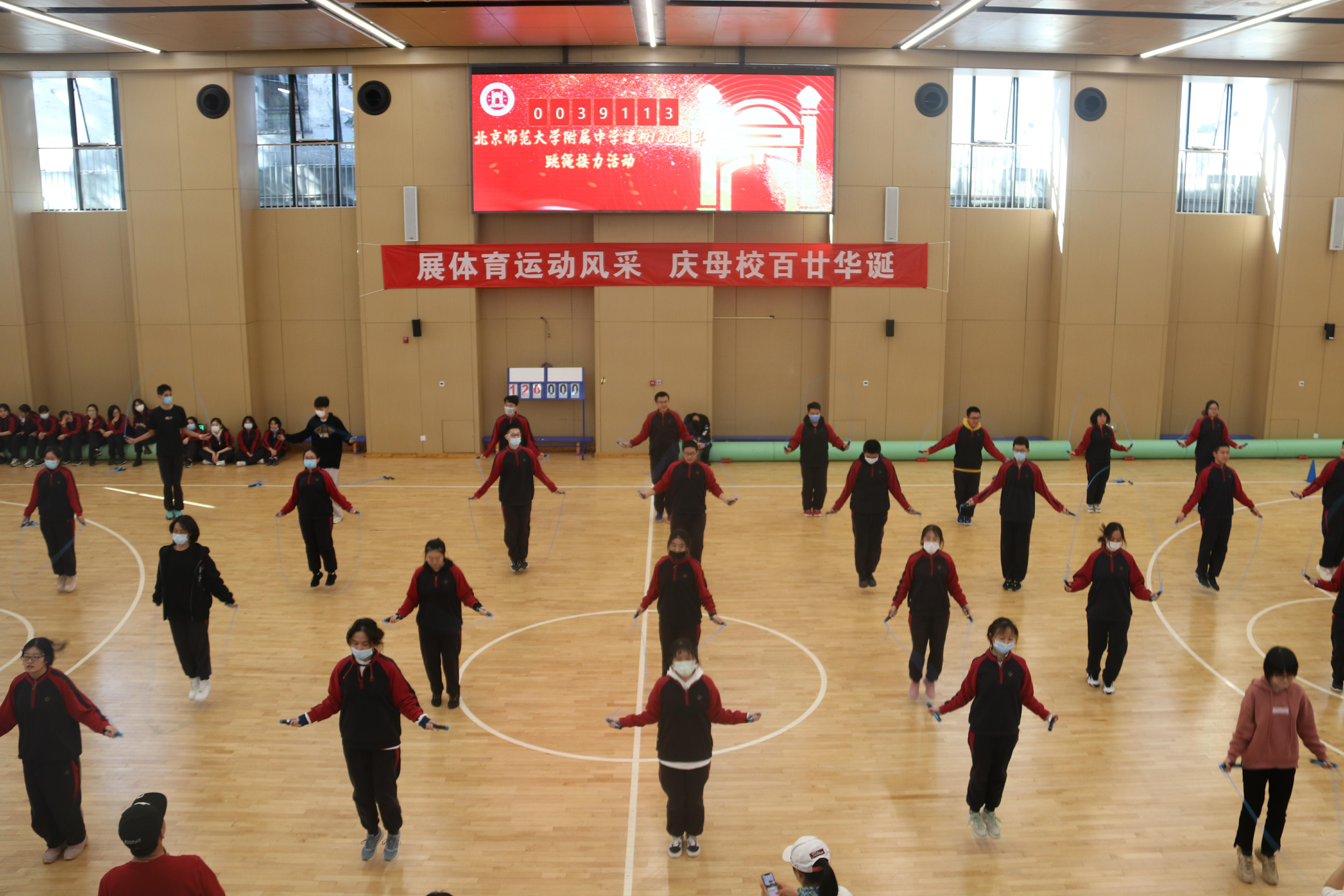 高三年級(jí)在體育館進(jìn)行跳繩接力.jpg
