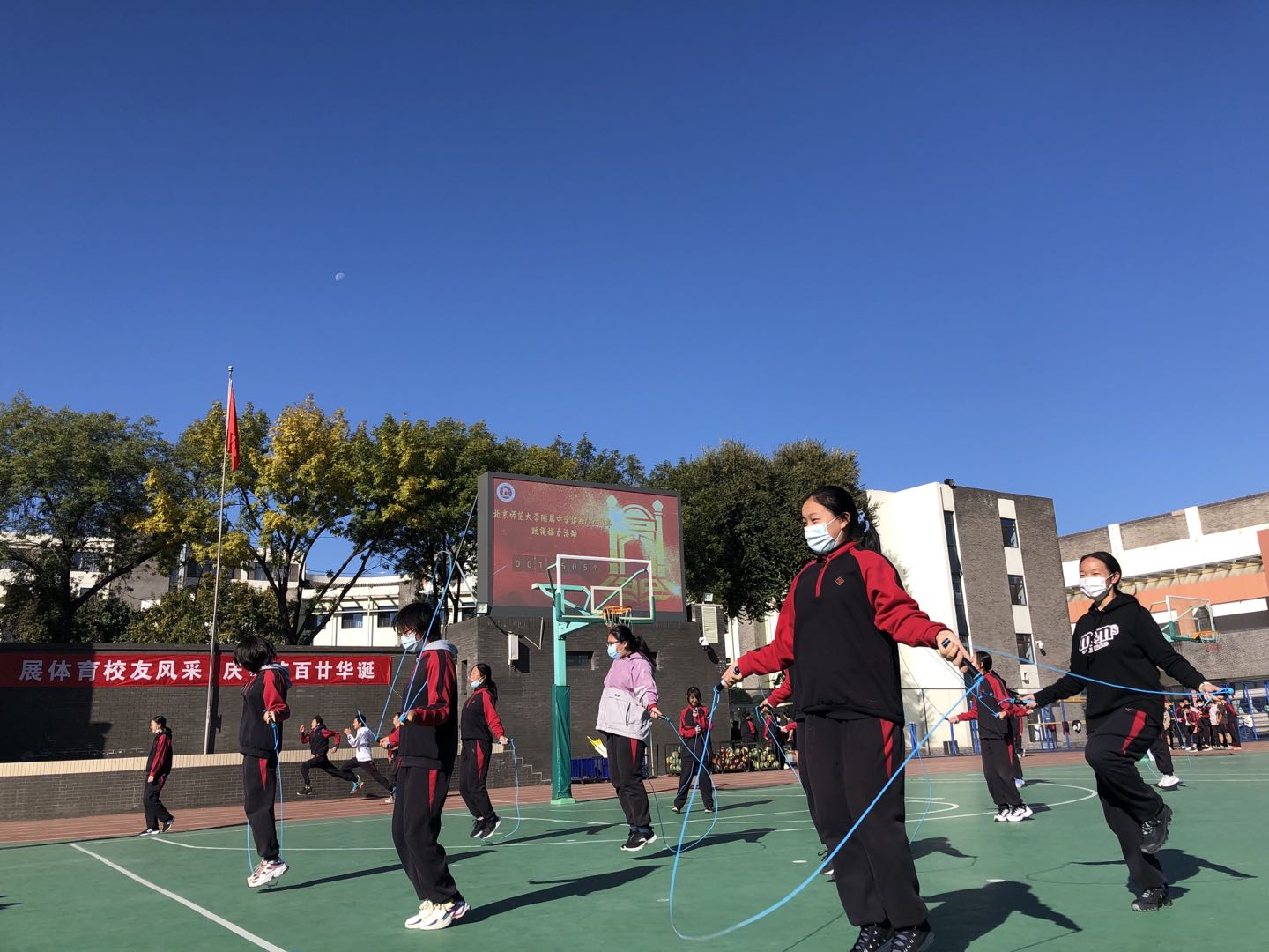 初三年級(jí)跳繩接力1.jpg